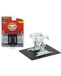 Greenlight Gulf Oil Light Blue Double Scissor Lift 1/64 Scale Diecast Model (Series 1)